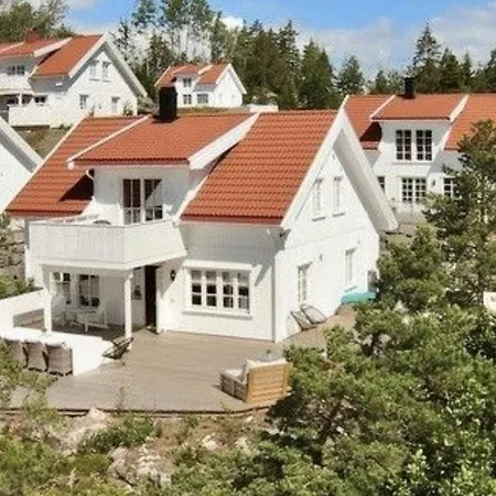 Lovely Summer House Near Risor With Boat Сasa de vacaciones